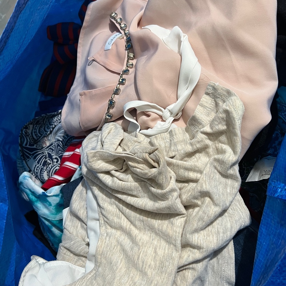 Lot of women’s large clothes, professional tops mostly, GUC